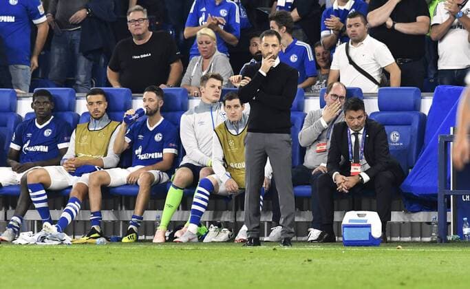 Fussball, UEFA Champions League, Herren, Saison 2018 2019, Gruppe D, 1. Spieltag, VELTINS Arena Gelsenkirchen: FC Schalke 04, S04 (blau) - FC Porto (grau); Nachdenkliche Minen bei Cheftrainer Domenico Tedesco (S04) und Manager Heidel (S04). UEFA REGULATIONS PROHIBIT ANY USE OF PHOTOGRAPHS AS IMAGE SEQUENCES AND OR QUASI-VIDEO.