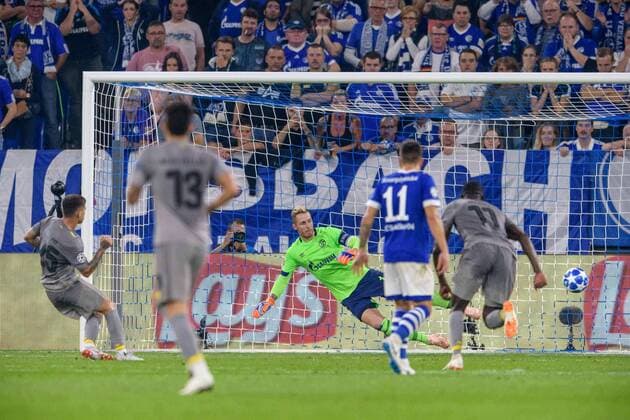 Otavio (FC Porto 25) mit dem Elfmeter Tor zum Ausgleich, 1:1 gegen Torwart Ralf Faehrmann (FC Schalke 04 1) beim Champions League Spiel zwischen dem FC Schalke 04 und dem FC Porto am 18.09.2018, FC Schalke 04 vs FC Porto, Champions League Gruppenphase, 18.09.2018 Gelsenkirchen Copyright: xSchuelerx xEibnerx-xPressefotox EP_EER