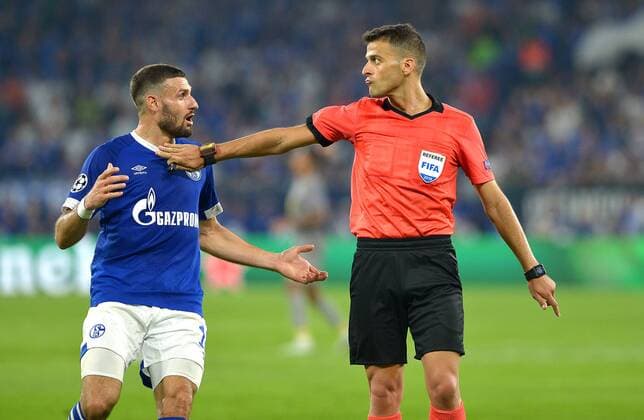 Gelsenkirchen, Germany 18.09.2018, UEFA Champions League - 2018 19 Season, Gruppenphase - Gruppe D - 1. Spieltag, FC Schalke 04 - FC Porto, Diskussionen beim zweiten Elfmeter: Daniel Caligiuri (S04) und Schiedsrichter Jesus Gil Manzano (Spanien) ( DeFodi521