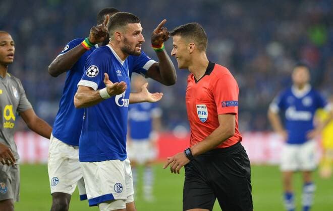 Gelsenkirchen, Germany 18.09.2018, UEFA Champions League - 2018 19 Season, Gruppenphase - Gruppe D - 1. Spieltag, FC Schalke 04 - FC Porto, Diskussionen beim zweiten Elfmeter: Daniel Caligiuri (S04) und Schiedsrichter Jesus Gil Manzano (Spanien) ( DeFodi521