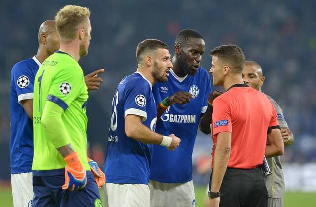 Gelsenkirchen, Germany 18.09.2018, UEFA Champions League - 2018 19 Season, Gruppenphase - Gruppe D - 1. Spieltag, FC Schalke 04 - FC Porto, Diskussionen beim zweiten Elfmeter: Daniel Caligiuri (S04), Salif Sane (S04) und Schiedsrichter Jesus Gil Manzano (Spanien) ( DeFodi521