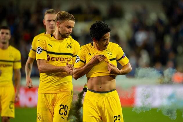 Bruegge, Belgien, 18.09.2018, UEFA Champions League - 2018 19 Season, Vorrunde, Gruppenphase - Gruppe A - 1. Spieltag, Club Bruegge - BV Borussia Dortmund, Marcel Schmelzer (BVB) und Shinji Kagawa (BVB) werden von den Bruegge Fans mit einer Rauchbombe beworfen ( DeFodi001