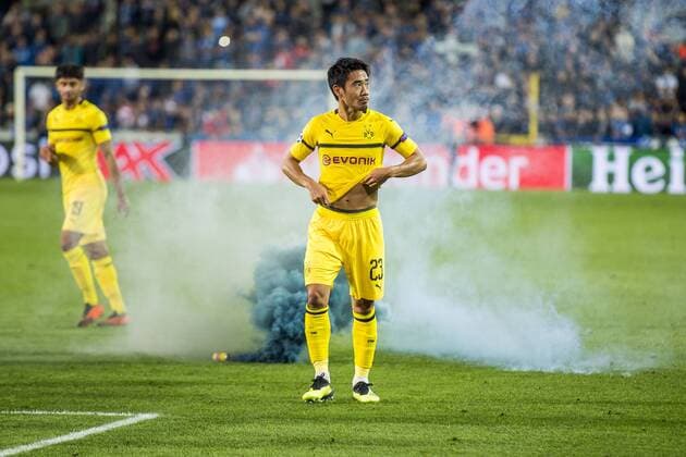 Fußball: Champions League, Saison 2018 2019, Gruppenphase, 1. Spieltag, Club Brügge - Borussia Dortmund am 18.09.2018 im Jan-Breydel-Stadion in Brügge (Belgien). Auf Dortmunds Shinji Kagawa wird ein Bengalo geworfen. DFL REGULATIONS PROHIBIT ANY USE OF PHOTOGRAPHS AS IMAGE SEQUENCES AND OR QUASI-VIDEO. Copyright: xKirchner DavidxInderliedx