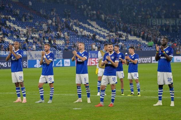 GER, CL, FC Schalke 04 vs FC Porto 18.09.2018, Veltins-Arena, Gelsenkirchen, GER, CL, FC Schalke 04 vs FC Porto, DFL regulations prohibit any use of photographs as image sequences and or quasi-video im Bild Schlussjubel Schlußjubel Emotion Freude der Mannschaft von Schalke vor der Fankurve Fans Fanblock