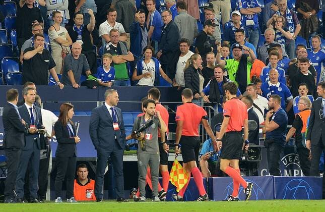 Gelsenkirchen, Germany 18.09.2018, UEFA Champions League - 2018 19 Season, Gruppenphase - Gruppe D - 1. Spieltag, FC Schalke 04 - FC Porto, Pfiffe und Gesten gegen die Schiedsrichter nach Spielende ( DeFodi521