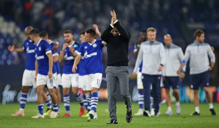 18.09.2018, Fussball UEFA Champions League 2018 2019, Gruppenphase, 1.Spieltag, FC Schalke 04 - FC Porto, in der VELTINS-Arena Gelsenkirchen. enttäuscht bedanken sich die Schalker Spieler bei den Fans, Trainer Domenico Tedesco (mi., Schalke)