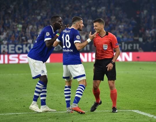 18.09.2018, Fussball, UEFA Champions League, Saison 2018 2019, Vorrunde, 1. Spieltag, FC Schalke 04 - FC Porto, Elfmeter für Porto, v.li., reklamieren Salif Sane und Daniel Caligiuri (Schalke 04) bei Schiedsrichter Jesus Gil Manzano