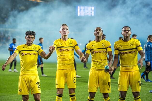 Fußball: Champions League, Saison 2018 2019, Gruppenphase, 1. Spieltag, Club Brügge - Borussia Dortmund am 18.09.2018 im Jan-Breydel-Stadion in Brügge (Belgien). v.li. DDortmunds Mahmoud Dahoud, Dortmunds Marius Wolf, Dortmunds Abdou Diallo und Dortmunds Manuel Akanji bedanken sich bei den Fans. DFL REGULATIONS PROHIBIT ANY USE OF PHOTOGRAPHS AS IMAGE SEQUENCES AND OR QUASI-VIDEO. Copyright: xKirchner DavidxInderliedx