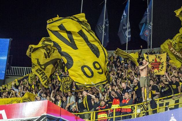 Fußball: Champions League, Saison 2018 2019, Gruppenphase, 1. Spieltag, Club Brügge - Borussia Dortmund am 18.09.2018 im Jan-Breydel-Stadion in Brügge (Belgien). Die Dortmunder Fans feiern nach dem Schlusspfiff. DFL REGULATIONS PROHIBIT ANY USE OF PHOTOGRAPHS AS IMAGE SEQUENCES AND OR QUASI-VIDEO. Copyright: xKirchner DavidxInderliedx