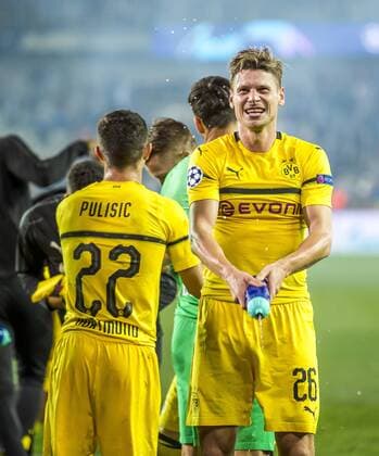 Fußball: Champions League, Saison 2018 2019, Gruppenphase, 1. Spieltag, Club Brügge - Borussia Dortmund am 18.09.2018 im Jan-Breydel-Stadion in Brügge (Belgien). Dortmunds Lukasz Piszczek feiert mit den Fans. DFL REGULATIONS PROHIBIT ANY USE OF PHOTOGRAPHS AS IMAGE SEQUENCES AND OR QUASI-VIDEO. Copyright: xKirchner DavidxInderliedx