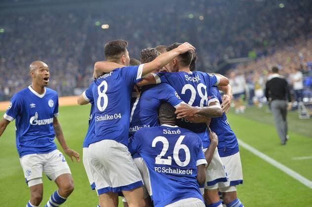 Sport Bilder des Tages GER, CL, FC Schalke 04 vs FC Porto 18.09.2018, Veltins-Arena, Gelsenkirchen, GER, CL, FC Schalke 04 vs FC Porto, DFL regulations prohibit any use of photographs as image sequences and or quasi-video im Bild die Mannschaft von Schalke Jubel Freude Emotion Torjubel Torschuetze Breel Embolo ( 36, FC Schalke 04)