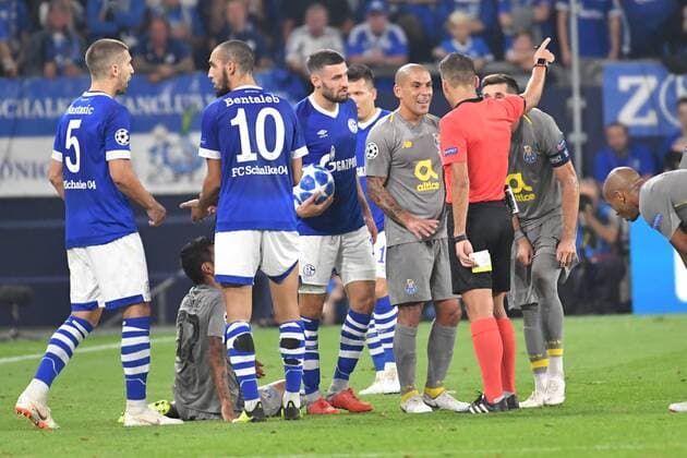 GER, FC Schalke 04 (GER) vs. FC Porto (POR) 18. 09.2018, Veltins Arena, Gelsenkirchen, Championsleque, Vorrunde, GER, FC Schalke 04 (GER) vs. FC Porto (POR), DFL regulations prohibit any use of photographs as image sequences and or quasi-video im Bild picture shows: diskussionen mit referee Schiedsrichter Jesus Gil Manzano (ESP), Maxi Pereira (FC Porto 2), Daniel Caligiuri (FC Schalke 18), Nabil Bentaleb (FC Schalke 10), Matija Nastasic (FC Schalke 5),