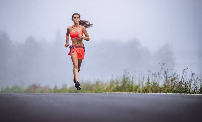 THEMENBILD - ein Maedchen laeuft waehrend ihres morgendlichen Trainings im Nebel, aufgenommen am 06. September 2018 in Kaprun, Oesterreich a girl runs in the fog during her morning workout, Kaprun, Austria on 2018 09 06. Kaprun