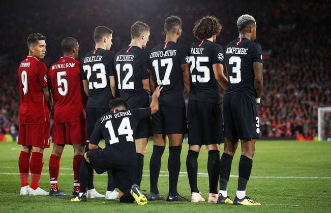 Sport Bilder des Tages Football - 2018 2019 UEFA Champions League - Group C: Liverpool vs. Paris Saint-Germain PSG wall for a free kick at Anfield. COLORSPORT LYNNE CAMERON 