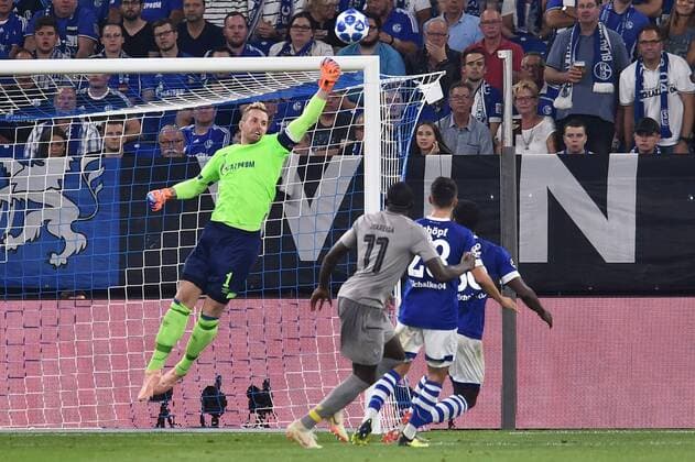 Fußball Champions League Gruppenphase 1. Spieltag FC Schalke 04 - FC Porto am 18.09.2018 in der Veltins Arena in Gelsenkirchen Ralf Fährmann ( Schalke ), hinten DFL Regulations prohibit any use of photographs as image sequences and or quasi video.