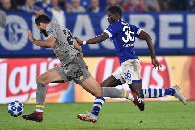 Fußball Champions League Gruppenphase 1. Spieltag FC Schalke 04 - FC Porto am 18.09.2018 in der Veltins Arena in Gelsenkirchen Felipe ( Porto ), links - Breel Embolo ( Schalke ), rechts DFL Regulations prohibit any use of photographs as image sequences and or quasi video.