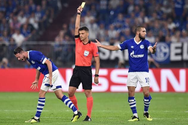 Sport Bilder des Tages Fußball Champions League Gruppenphase 1. Spieltag FC Schalke 04 - FC Porto am 18.09.2018 in der Veltins Arena in Gelsenkirchen Mark Uth ( Schalke ), links - Schiedsrichter Jesus Gil Manzano ( ESP ), mitte - Nabil Bentaleb ( Schalke ), rechts DFL Regulations prohibit any use of photographs as image sequences and or quasi video.