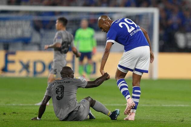 18.09.2018, Fussball, Saison 2018 2019, Champions League, 1. Spieltag - FC Schalke 04 - FC Porto v. l. Vincent Aboubakar (FC Porto), Naldo (FC Schalke 04) Gelsenkirchen Veltins Arena NRW Deutschland