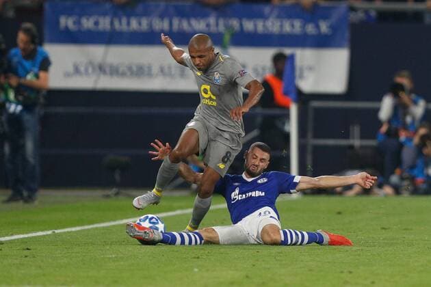 18.09.2018, Fussball, Saison 2018 2019, Champions League, 1. Spieltag - FC Schalke 04 - FC Porto v. l. Yacine Brahimi (FC Porto), Daniel CALIGIURI (FC Schalke 04) Gelsenkirchen Veltins Arena NRW Deutschland
