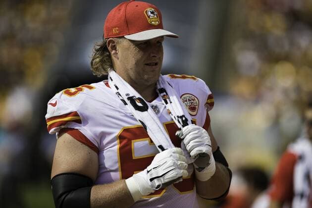 PITTSBURGH, PA - SEPTEMBER 16: Kansas City Chiefs offensive tackle Jordan Devey (65) looks on during the NFL American Football Herren USA football game between the Kansas City Chiefs and Pittsburgh Steelers on September 16, 2018 at Heinz Field in Pittsburgh PA. (Photo by Mark Alberti Icon Sportswire) NFL: SEP 16 Chiefs at Steelers Icon18091667720 EDITORIAL USE ONLY