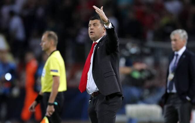 (180919) -- BELGRADE, Sept. 19, 2018 -- Crvena Zvezda s head cocah Vladan Milojevic gestures during a UEFA Champions League group C match between Crvena Zvezda and Napoli in Belgrade, Serbia, on Sept. 18, 2018. The match ended 0-0. ) (SP)SERBIA-BELGRADE-UEFA CHAMPIONS LEAGUE-CRVENA ZVEZDA-NAPOLI PredragxMilosavljevic 