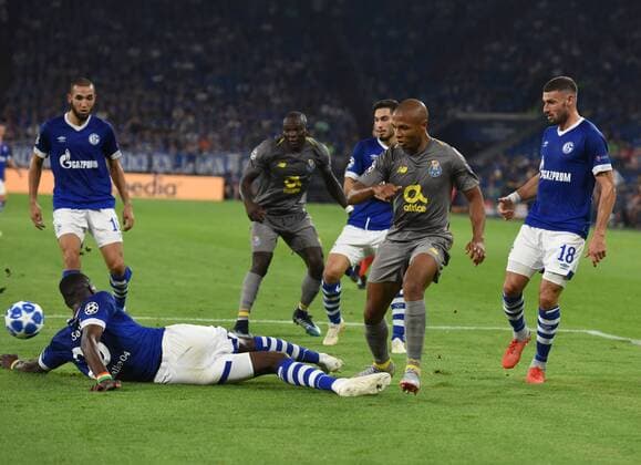 CL FC Schalke 04 - FC Porto 18.09.2018 Salif Sané (Schalke) Aktion vor Yacine Brahimi (Porto) DFL REGULATIONS PROHIBIT ANY USE OF PHOTOGRAPHS AS IMAGE SEQUENCES AND OR QUASI-VIDEO