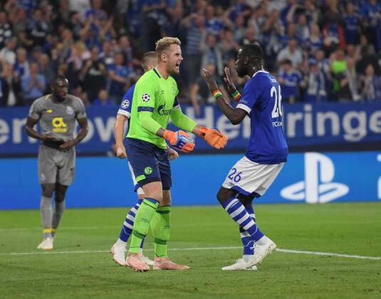 18.09.2018, Fussball, UEFA Champions League, Saison 2018 2019, Vorrunde, 1. Spieltag, FC Schalke 04 - FC Porto, Jubel Torwart Ralf Faehrmann, Ralf Fährmann (Schalke 04), Salif Sane (FC Schalke 04), v.li., nach dem gehaltenen Elfmeter