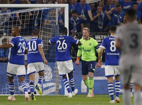 Gelsenkirchen , Deutschland, UEFA Champions League , 1. Spieltag, Matchday 1 , FC Schalke 04 -FC Porto 1-1 in der Veltins-Arena auf Schalke in Gelsenkirchen am 18.09. 2018 Torwart Ralf FAEHRMANN (FÄHRMANN) (S04) 3.v.re freut sich nach seinem gehaltenen Elfmeter Gemäß den Vorgaben der DFL DFB UEFA FIFA ist es untersagt, in dem Stadion und oder vom Spiel angefertigte Fotoaufnahmen in Form von Sequenzbildern und oder videoähnlichen Fotostrecken zu verwerten bzw. verwerten zu lassen.