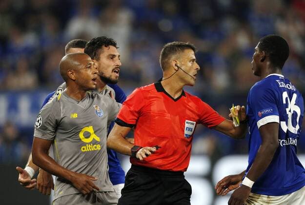 Gelsenkirchen , Deutschland, UEFA Champions League , 1. Spieltag, Matchday 1 , FC Schalke 04 -FC Porto 1-1 in der Veltins-Arena auf Schalke in Gelsenkirchen am 18.09. 2018 Schiedsrichter Gil MANZANO (ESP) 2.v.re.- trennt Breel EMBOLO (S04) re.- von den portugiesischen Spieler . Gemäß den Vorgaben der DFL DFB UEFA FIFA ist es untersagt, in dem Stadion und oder vom Spiel angefertigte Fotoaufnahmen in Form von Sequenzbildern und oder videoähnlichen Fotostrecken zu verwerten bzw. verwerten zu lassen.