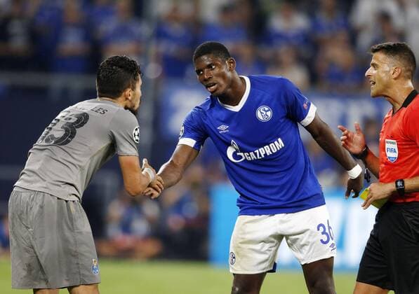 Gelsenkirchen , Deutschland, UEFA Champions League , 1. Spieltag, Matchday 1 , FC Schalke 04 -FC Porto 1-1 in der Veltins-Arena auf Schalke in Gelsenkirchen am 18.09. 2018 Schiedsrichter Gil MANZANO (ESP) re.- ermahntt Breel EMBOLO (S04) 2.v. re.- sich bei seinem gefoulten Gegenspieler Alex TELLES (FC) zu entschuldigen. Gemäß den Vorgaben der DFL DFB UEFA FIFA ist es untersagt, in dem Stadion und oder vom Spiel angefertigte Fotoaufnahmen in Form von Sequenzbildern und oder videoähnlichen Fotostrecken zu verwerten bzw. verwerten zu lassen.