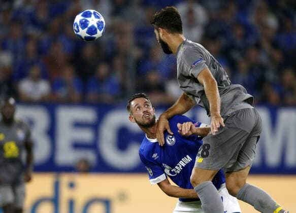 Gelsenkirchen , Deutschland, UEFA Champions League , 1. Spieltag, Matchday 1 , FC Schalke 04 -FC Porto 1-1 in der Veltins-Arena auf Schalke in Gelsenkirchen am 18.09. 2018 Mark UTH (S04) li.- und FELIPE (FC) re.- Gemäß den Vorgaben der DFL DFB UEFA FIFA ist es untersagt, in dem Stadion und oder vom Spiel angefertigte Fotoaufnahmen in Form von Sequenzbildern und oder videoähnlichen Fotostrecken zu verwerten bzw. verwerten zu lassen.