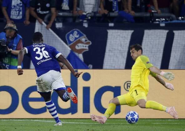 Gelsenkirchen , Deutschland, UEFA Champions League , 1. Spieltag, Matchday 1 , FC Schalke 04 -FC Porto 1-1 in der Veltins-Arena auf Schalke in Gelsenkirchen am 18.09. 2018 Breel EMBOLO (S04) li.- erzielt das 1-0 gegen Iker CASILLAS (FC) re.- Gemäß den Vorgaben der DFL DFB UEFA FIFA ist es untersagt, in dem Stadion und oder vom Spiel angefertigte Fotoaufnahmen in Form von Sequenzbildern und oder videoähnlichen Fotostrecken zu verwerten bzw. verwerten zu lassen.