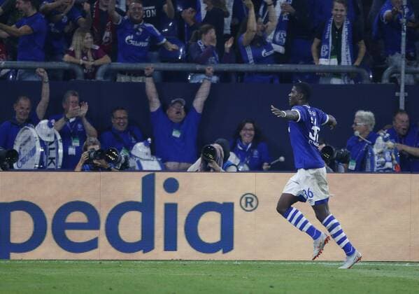 Gelsenkirchen , Deutschland, UEFA Champions League , 1. Spieltag, Matchday 1 , FC Schalke 04 -FC Porto 1-1 in der Veltins-Arena auf Schalke in Gelsenkirchen am 18.09. 2018 Breel EMBOLO (S04) li.- erzielt das 1-0 und freut sich vor der Nordkurve Gemäß den Vorgaben der DFL DFB UEFA FIFA ist es untersagt, in dem Stadion und oder vom Spiel angefertigte Fotoaufnahmen in Form von Sequenzbildern und oder videoähnlichen Fotostrecken zu verwerten bzw. verwerten zu lassen.