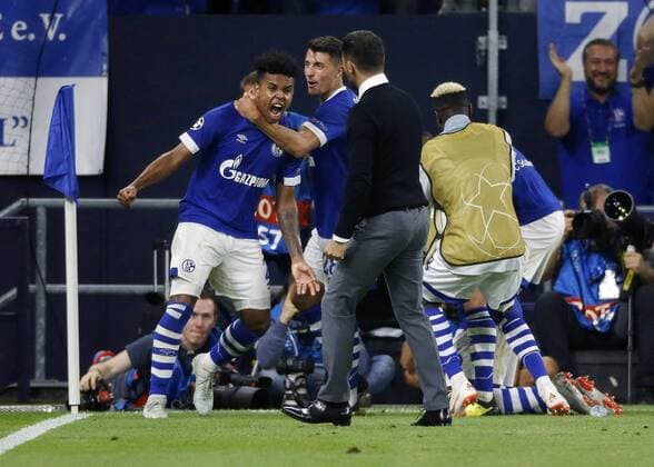 Gelsenkirchen , Deutschland, UEFA Champions League , 1. Spieltag, Matchday 1 , FC Schalke 04 -FC Porto 1-1 in der Veltins-Arena auf Schalke in Gelsenkirchen am 18.09. 2018 Breel EMBOLO (S04) -verdeckt- erzielt das 1-0 und freut sich mit Weston McKENNIE (S04) li.- ,Alessandro SCHÖPF(S04) 2.v.li.- und Trainer Domenico TEDESCO (S04) 3.v.li.- Gemäß den Vorgaben der DFL DFB UEFA FIFA ist es untersagt, in dem Stadion und oder vom Spiel angefertigte Fotoaufnahmen in Form von Sequenzbildern und oder videoähnlichen Fotostrecken zu verwerten bzw. verwerten zu lassen.