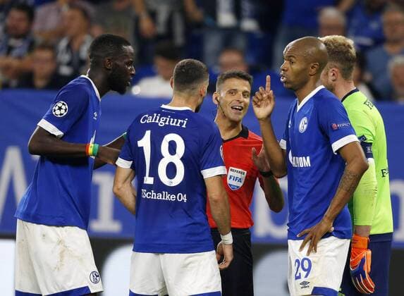 Gelsenkirchen , Deutschland, UEFA Champions League , 1. Spieltag, Matchday 1 , FC Schalke 04 -FC Porto 1-1 in der Veltins-Arena auf Schalke in Gelsenkirchen am 18.09. 2018 NALDO (S04) 2.v.re.- ärgert sich über die Fehlentscheidung des Schiedsrichters Gil MANZANO (ESP) 3.v. re.- Gemäß den Vorgaben der DFL DFB UEFA FIFA ist es untersagt, in dem Stadion und oder vom Spiel angefertigte Fotoaufnahmen in Form von Sequenzbildern und oder videoähnlichen Fotostrecken zu verwerten bzw. verwerten zu lassen.