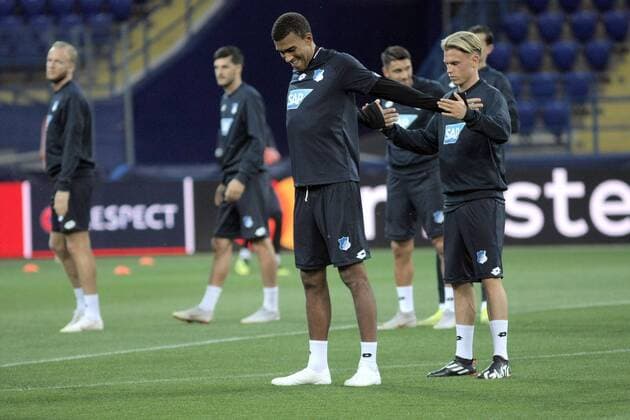 Forward Robin Hack (R) helps his team mate stretch during a pre-match open training session of TSG 1899 Hoffenheim ahead of the UEFA Champions League Group F fixture against FC Shakhtar Donetsk, Kharkiv, northeastern Ukraine, September 18, 2018. The encounter is scheduled to take place at Kharkiv s Metalist Stadium on September 19. Ukrinform. Hoffenheim s open training session in Kharkiv  Copyright: xVyacheslavxMadiyevskyyx