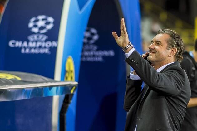 Fußball: Champions League, Saison 2018 2019, Gruppenphase, 1. Spieltag, Club Brügge - Borussia Dortmund am 18.09.2018 im Jan-Breydel-Stadion in Brügge (Belgien). Dortmunds Sportdirektor Michael Zorc grüßt die Fans auf der Tribüne, während er telefoniert. DFL REGULATIONS PROHIBIT ANY USE OF PHOTOGRAPHS AS IMAGE SEQUENCES AND OR QUASI-VIDEO. Copyright: xKirchner DavidxInderliedx