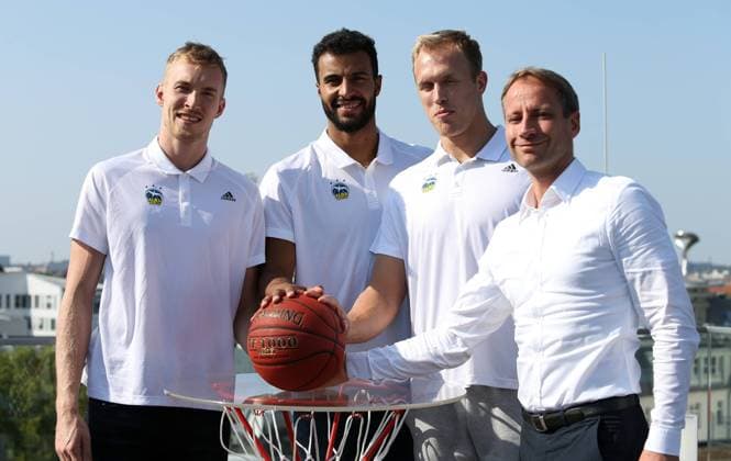 Sport Themen der Woche KW38 Sport Bilder des Tages Niels Giffey, Neuzugang Johannes Thiemann, Vorjahres-MVP Luke Sikma und Axel Schweitzer bei der Saisonauftakt-Pressekonferenz von ALBA Berlin in der Geschäftsstelle im ALBA Group-Headquarter, 19.09.18, Basketball - Saisonauftakt-Pressekonferenz ALBA Berlin in der Geschäftsstelle