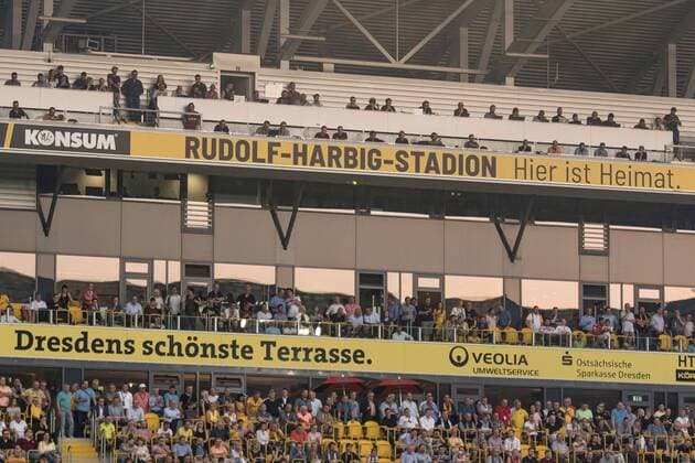 Fußball, Stadiongeschichte SG Dynamo Dresden Der neue alte Name des Dresdner Stadions: Der Schriftzug Rudolf-Harbig-Stadion steht auf dem Pressebalkon der Haupttribüne. 18.09.2018, Fussball, GER, 2. Bundesliga, 4. Spieltag, SG Dynamo Dresden - Hamburger SV (0:1), SG Dynamo Dresden vs. Hamburger SV