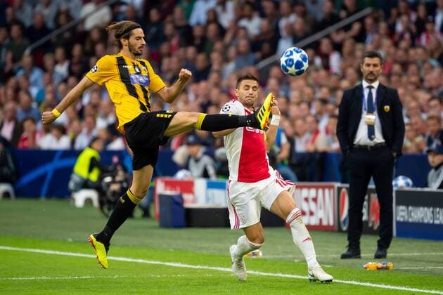 Amsterdam, Netherlands, 19.09.2018, UEFA Champions League - 2018 19 Season, Vorrunde, Gruppenphase - Gruppe E - 1. Spieltag, Ajax Amsterdam - AEK Athen, Marios Oikonomou (AEK Athen) und Dusan Tadic (Ajax Amsterdam) im zweikampf ( DeFodi001