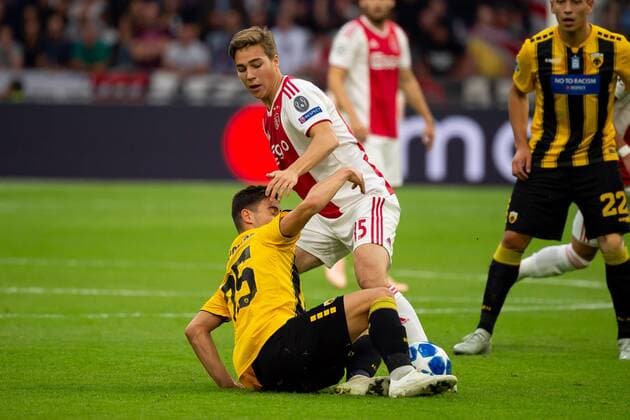 Amsterdam, Netherlands, 19.09.2018, UEFA Champions League - 2018 19 Season, Vorrunde, Gruppenphase - Gruppe E - 1. Spieltag, Ajax Amsterdam - AEK Athen, Konstantinos Galanopoulos (AEK Athen) und Carel Eiting (Ajax Amsterdam) im zweikampf ( DeFodi001