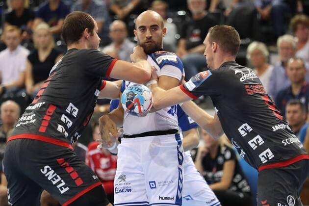 SG Flensburg Handewitt vs HC PPD Zagreb, Handball, EHF Champions League Gruppenphase, 19.09.18 Arber Qerimi (HC PPD Zagreb, 34) gegen Simon Hald Jensen (SG Flensburg-Handewitt, 05) und Holger Glandorf (SG Flensburg-Handewitt, 09)