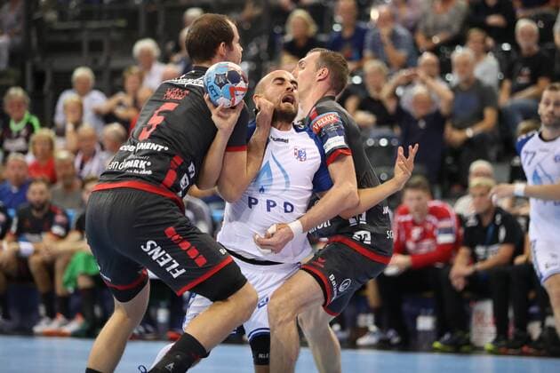 SG Flensburg Handewitt vs HC PPD Zagreb, Handball, EHF Champions League Gruppenphase, 19.09.18 Arber Qerimi (HC PPD Zagreb, 34) gegen Simon Hald Jensen (SG Flensburg-Handewitt, 05) und Holger Glandorf (SG Flensburg-Handewitt, 09)