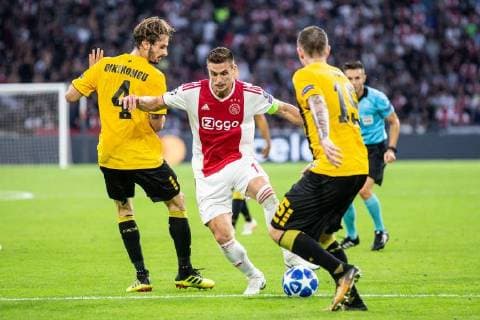 Marios Oikonomou of AEK Athens FC, Dusan Tadic of Ajax, Uros Cosic of AEK Athens FC during the UEFA Champions League group E match between Ajax Amsterdam and AEK FC at the Johan Cruijff Arena on September 19, 2018 in Amsterdam, The Netherlands UEFA Champions League 2018 2019 xVIxVIxImagesx xTomxBodexMultimediaxIVx 12172616