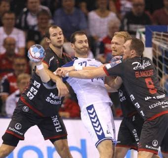 Foto : Holger Glandorf ( Flensburg ) und Anders Zachariassen gegen Damir Bicanic , weiss Handball Herren 1. Bundesliga am Mi. 19.09.2018 Flensburg - HC Zagreb