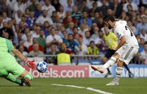 Soccer match between Real Madrid and Roma, of the Champions League 2018 2019, held at the Santiago Bernabeu stadium, in Madrid. (Photo: Jose Cuesta 261 Cordon Press). Isco