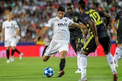 19th September 2018, Mestalla, Valencia, Spain; UEFA Champions League football, Valencia versus Juventus; Carlos Soler of Valencia tries to shoot in the Juve box  ActionPlus12063820 PedroxSalado