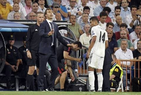 Soccer match between Real Madrid and Roma, of the Champions League 2018 2019, held at the Santiago Bernabeu stadium, in Madrid. (Photo: Jose Cuesta 261 Cordon Press). Julen Lopetegui