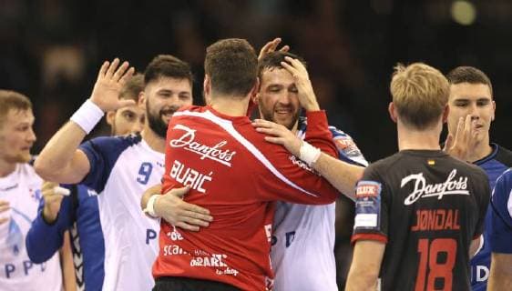 Foto : Siegesjubel Zagreb , Bruder Senjamin Buric gratliert Keeper Benjamin , rot Handball Herren 1. Bundesliga am Mi. 19.09.2018 Flensburg - HC Zagreb