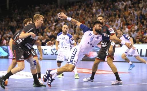 Foto : Torwurf Tin Kontrec gegen Simon Jeppson ( Flensburg ) Handball Herren 1. Bundesliga am Mi. 19.09.2018 Flensburg - HC Zagreb